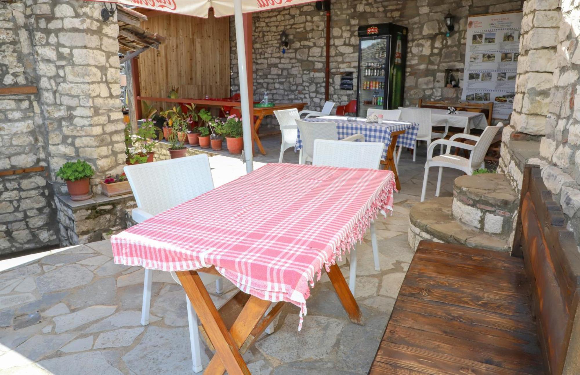 Guest House Vasili Berat Eksteriør billede